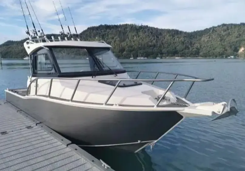 A boat is docked at the dock on a lake.